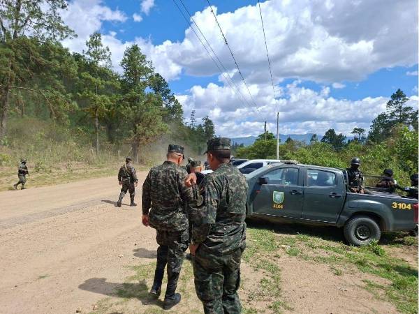 Cuerpos de seguridad participaron en la recuperación de un terreno forestal en Yoro. Según abogados, el predio permaneció invadido durante tres años y fue recuperado tras la entrada en vigor de la nueva ley.