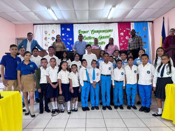 Estudiantes durante el evento de Campeonísimo de Cultura General en San Manuel, Cortés