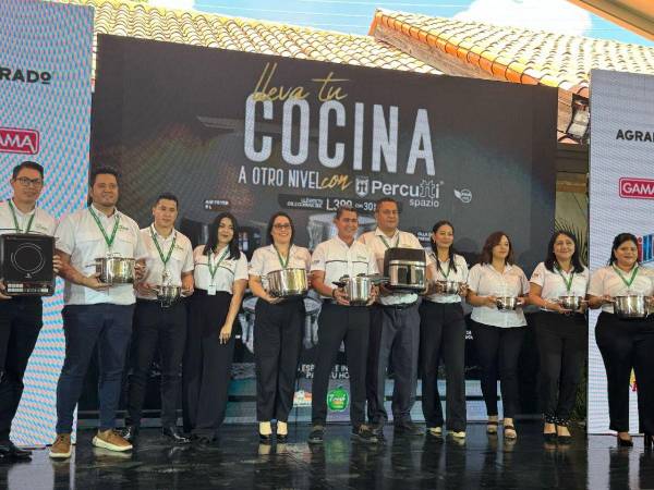 Autoridades y colaboradores de Supermercados La Colonia durante el lanzamiento de la promoción “Lleva tu cocina a otro nivel con Percutti Spazio”.