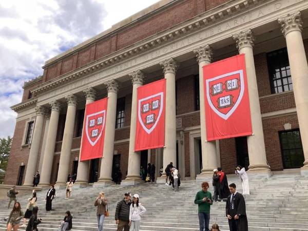 Estudiantes frente a la biblioteca de Harvard en una imagen de archivo.