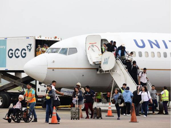 En el aeropuerto internacional Ramón Villeda Morales operan más de diez aerolíneas nacionales e internacionales, y las autoridades buscan atraer más, especialmente de bajo costo.