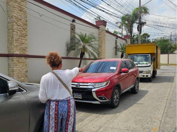 Conductores que realizaban trámites en el Instituto Nacional de Migración (INM) se llevaron la sorpresa de encontrar una citatoria de Tránsito al salir de las oficinas, por estacionarse de forma indebida en las cercanías del lugar.
