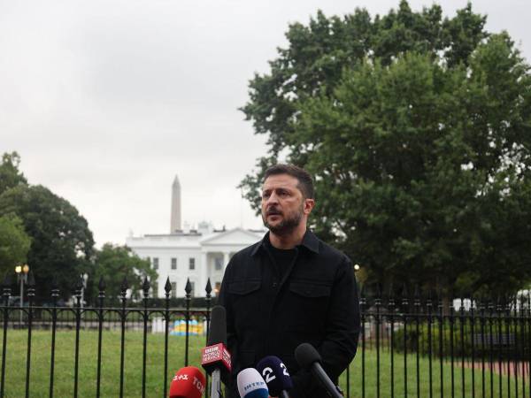 El presidente de Ucrania, Volodímir Zelenski, dando declaraciones el lunes, en la plaza de Lafayette, tras su visita a la Casa Blanca, en Washington (EE.UU).