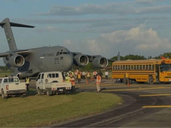 Segundo avión militar con hondureños deportados en el aeropuerto Ramón Villeda Morales en La Lima, Cortés.