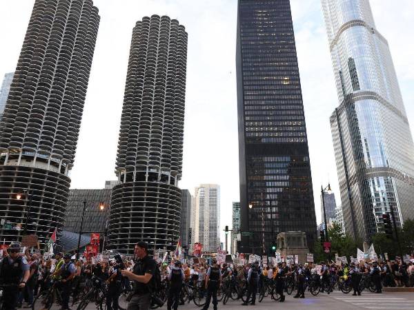 ICE instaló vallas de seguridad en uno de los centros de procesamiento en Chicago tras masivas protestas.