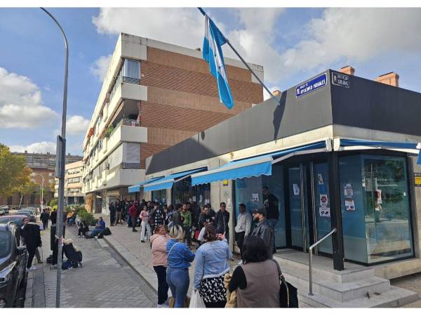 Hondureños en el consulado de Honduras en Madrid, España.