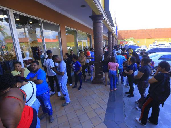 Sampedranos se forman en largas filas para ser atendidos en la oficina del RNP ubicada en Plaza Uno.