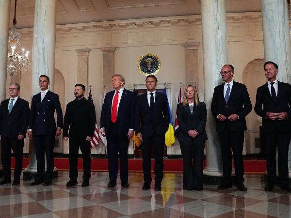 El primer ministro británico, Keir Starmer; el presidente de Finlandia, Alexander Stubb; el presidente de Ucrania, Volodímir Zelenski; el presidente de Estados Unidos, Donald Trump; el presidente de Francia, Emmanuel Macron; la primera ministra de Italia, Giorgia Meloni; el canciller alemán, Friedrich Merz, y el secretario general de la OTAN, Mark Rutte, en la Casa Blanca.