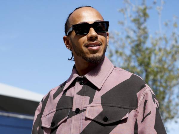 Lewis Hamilton asiste regularmente a retiros en silencio y lee libros de autoayuda.