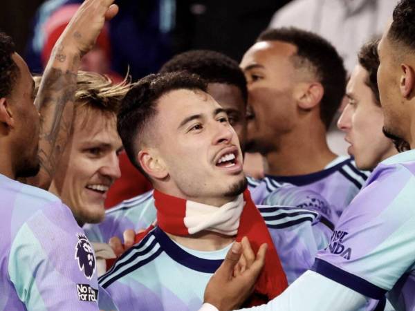 Jugadores del Arsenal festejando el gol marcado por Gabriel Martinelli.