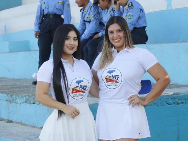 Dos hermosas edecanes que ya se instalaron en el estadio Rubén Deras.
