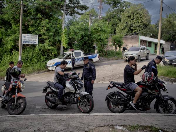 Bajo el Presidente Nayib Bukele, los asesinatos en El Salvador cayeron 70 por ciento en el 2023. Agentes de la policía nacional en un retén en Apopa (arr.).