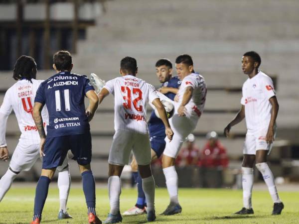 El árbitro Selvin Brown no sancionó una mano dentro del área de Jonathan Paz.