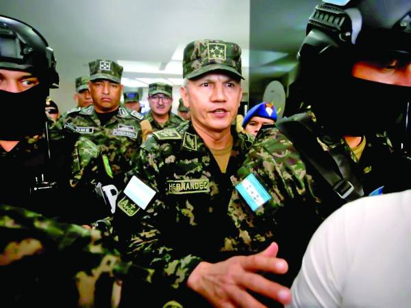 Roosevelt Hernández, jefe de las Fuerzas Armadas (FF AA), ordenó a los militares no interponerse a acciones de vandalismo o sabotaje.