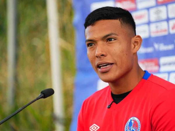 Onan Rodríguez en su primera conferencia de prensa como jugador del Olimpia.