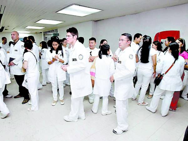 <b>La Unah estaría retirando a sus estudiantes del Hospital Escuela y del Mario Rivas si no tienen respuesta de la Secretaría de Salud.</b>