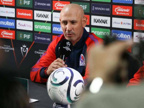 Eduardo Espinel en conferencia de prensa previo al duelo ante el América.