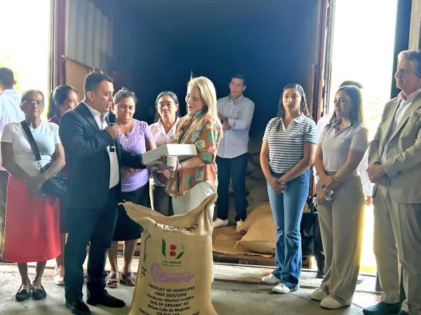 Acto protocolario del envío del primer contenedor de Proexo bajo la certificación EUDR.
