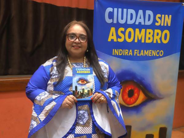 Indira Flamenco posando en el lanzamiento oficial de su libro Ciudad sin asombro.