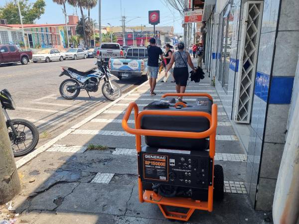 Abonados de la Enee en La Ceiba y el resto del litoral atlántico denuncian que los apagones y la crisis económica por el alto costo del combustible impactan en sus bolsillos. Esas plantas usan combustible, y por su alto costo es una carga económica más.