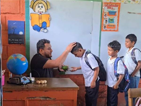 El maestro José Carlos Ochoa, el “Profe”, mantiene viva la tradición de saludar y recibir la bendición de Dios como lo hacían en su tiempo nuestros padres y abuelos.