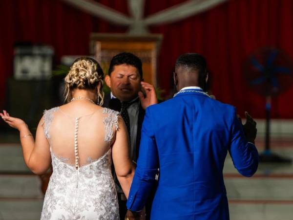 Futbolista colombiano contrajo matrimonio con joven hondureña y lo presumió en sus redes sociales.