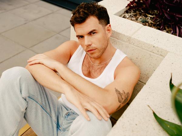 Cuando a Luke Newton le ofrecieron el papel de Colin Bridgerton, estaba trabajando en un bar.