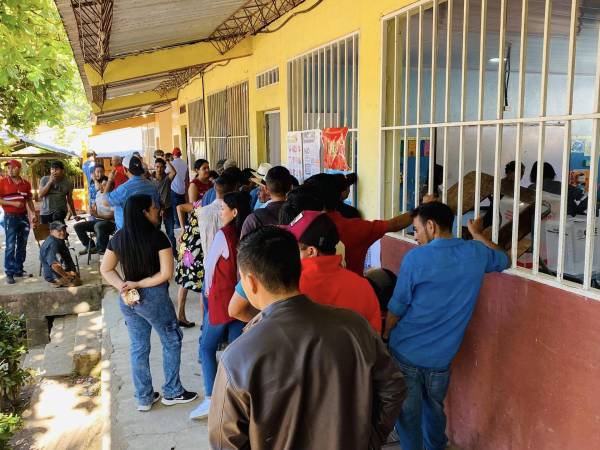 Personas hacen fila para votar en Santa Bárbara.