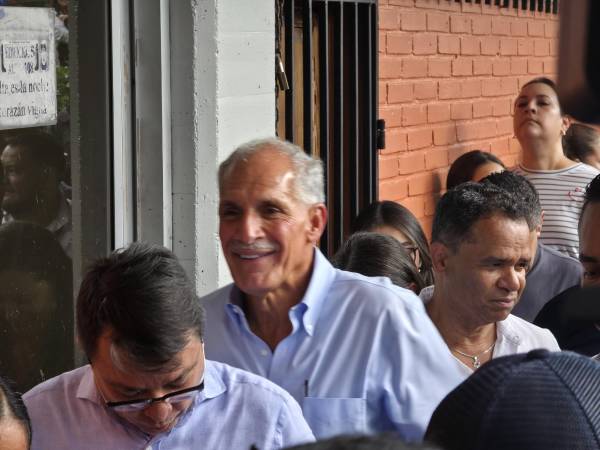 Nasry Asfura ejerce el sufragio en Tegucigalpa.