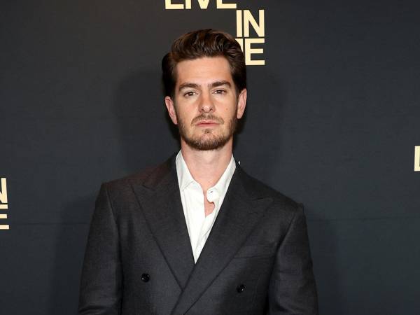 El actor Andrew Garfield de 41 años de edad.