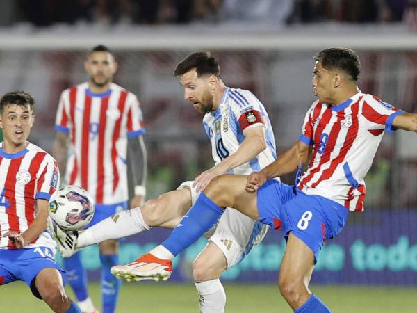 Leo Messi fue bien marcado por la zaga defensiva de Paraguay.
