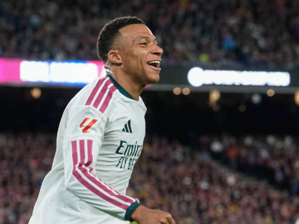 Kylian Mbappé celebrando su gol en el Spotify Camp Nou.