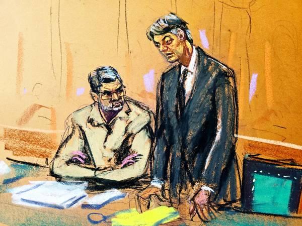 <b>Juan Orlando Hernández durante la audiencia de sentencia junto a su abogado defensor Renato Stabile, quien avisó que apelarán la decisión del juez. </b>