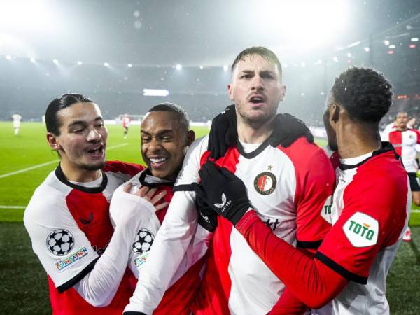 Santi Giménez celebrando uno de sus goles anterBayern Múnich.