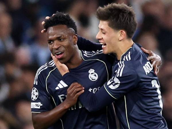 El festejo de Vinicius con su compañero Arda tras anotar en el Manchester City vs Real Madrid.