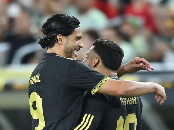 Alexis Vega celebrando su gol con Raúl Jiménez durante el México vs Arabia Saudita.