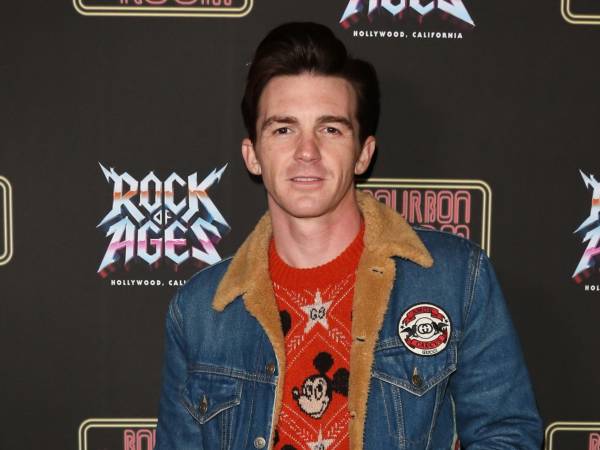 Drake Bell es un actor y músico estadounidense de 38 años de edad.