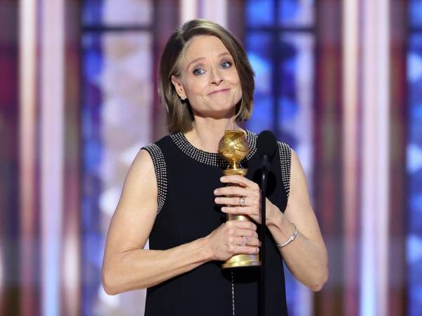 La actriz Jodie Foster posa con su premio Globo de Oro.