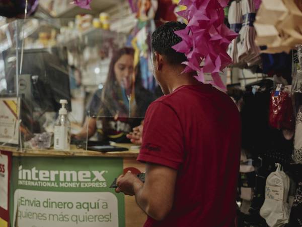 Julio Fuentes, un migrante en California, ha estado enviando más dinero a Guatemala.