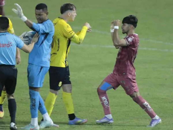 Jhen Clever Portillo fue expulsado en el Real España-Motagua en San Pedro Sula.