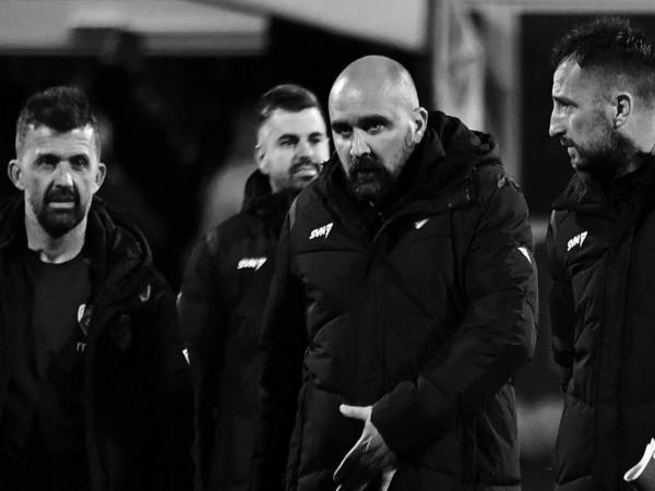 Luto en el mundo del fútbol tras la muerte de reconocido entrenador en pleno partido de fútbol.