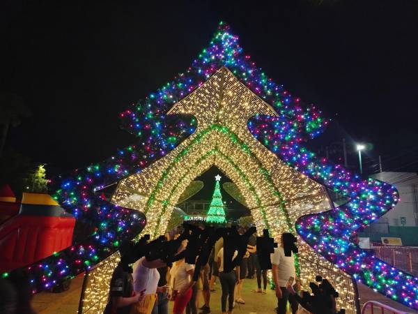 La noche del sábado se transformó en una explosión de luz, música y espíritu festivo en la plaza central de La Ceiba, con la inauguración de la villa navideña.