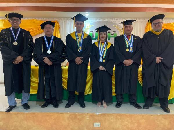 Se distinguieron a los mejores alumnos de las áreas de pregrado y posgrado.