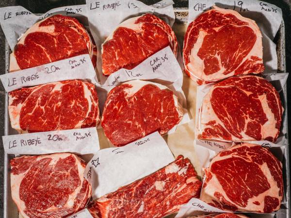 El bistec es uno de los alimentos básicos de una dieta sin verduras que se ha promocionado en las redes sociales y en podcasts.