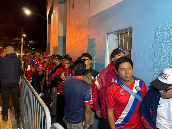 Aficionados del Xelajú llegando al Nacional para disfrutar del cotejo por la Copa Centroamericana.