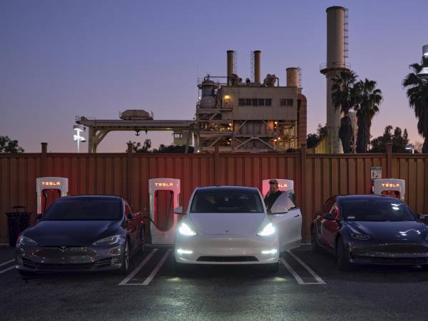 Elon Musk y Tesla popularizaron los autos eléctricos, demostrando que podían ser elegantes, prácticos y rentables.