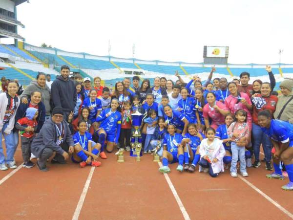 CD Under su cuarto título consecutivo al coronarse en la Liga Mayor Femenina.