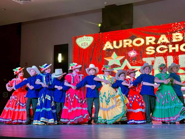 Durante tres horas, los asistentes disfrutaron de música, danza, poesía y actuaciones teatrales que destacaron el talento artístico de los estudiantes.
