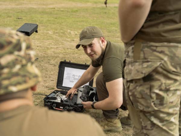 Mostrando a soldados ucranianos cómo usar una ametralladora automática con cierto control humano.
