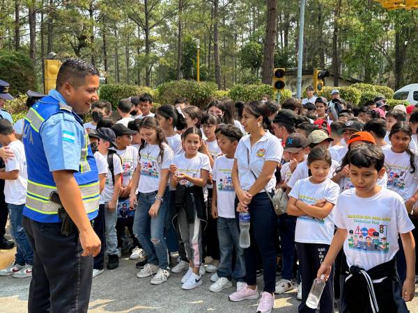 Funcionarios policiales de la Dirección Nacional de Vialidad y Transporte, iniciaron con un recorrido a los niños con el objetivo de reforzar los conocimientos adquiridos.